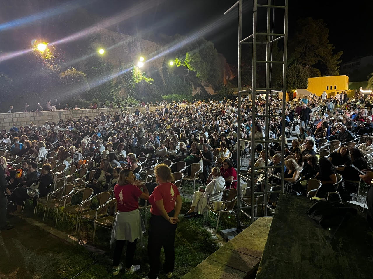 Θερμό χειροκρότημα απ´ όλους στον Βασίλη Σκουλά