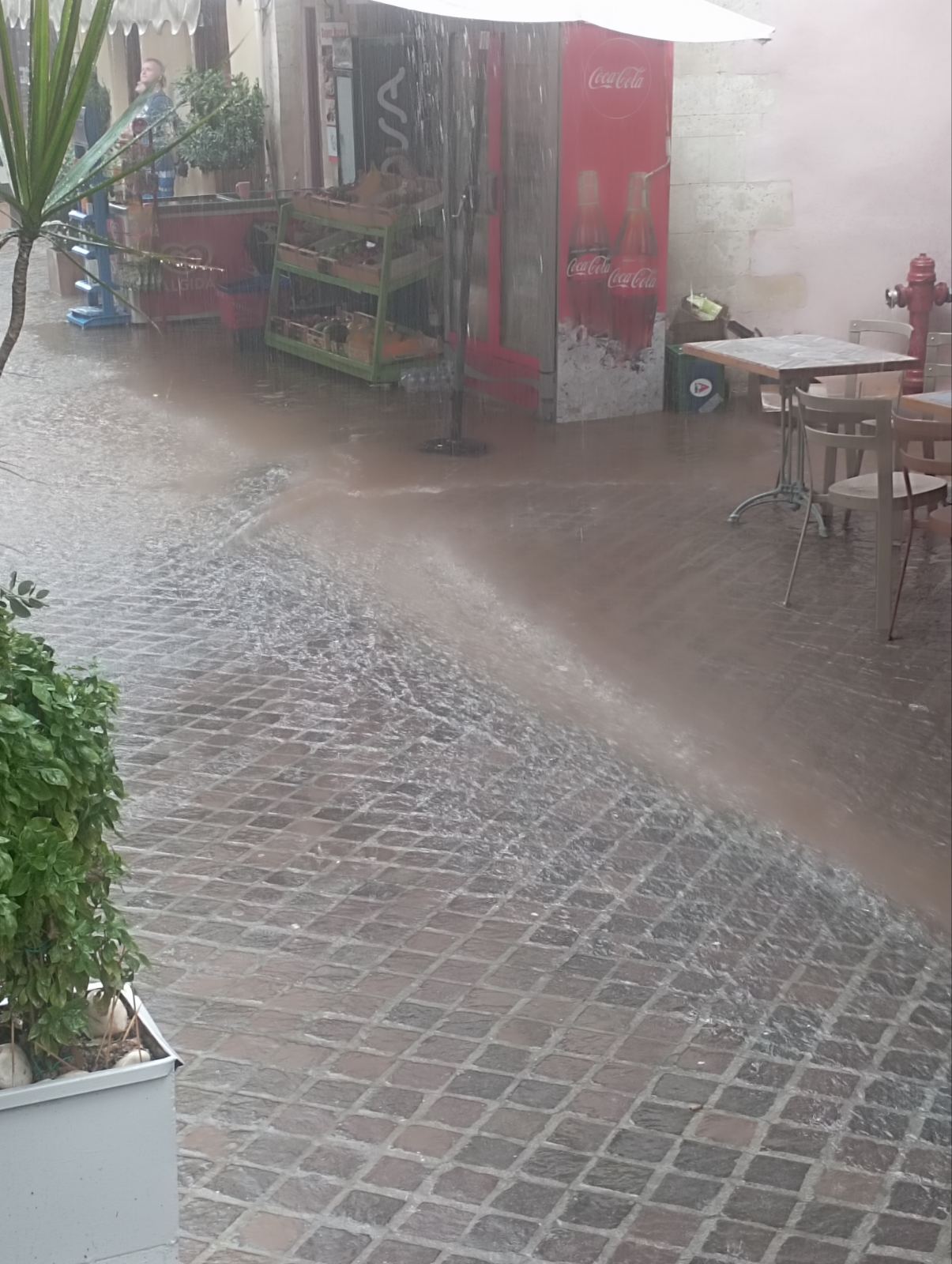 Κακοκαιρία Elias: Σε ποτάμια μετατράπηκαν οι δρόμοι στα Χανιά