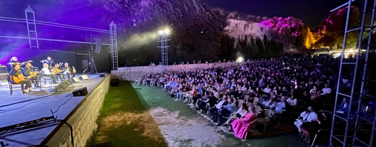 Θερμό χειροκρότημα απ´ όλους στον Βασίλη Σκουλά