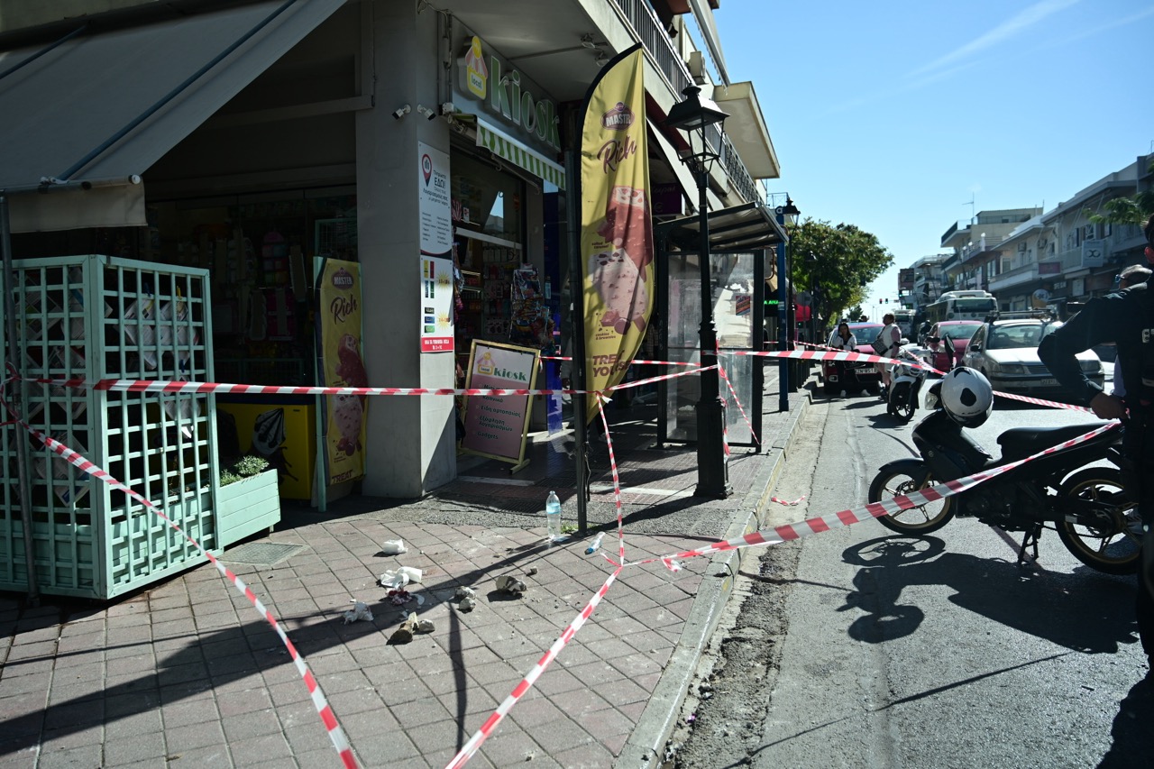 σοβάδες που χτύπησαν το κορίτσι, στο πεζοδρόμιο