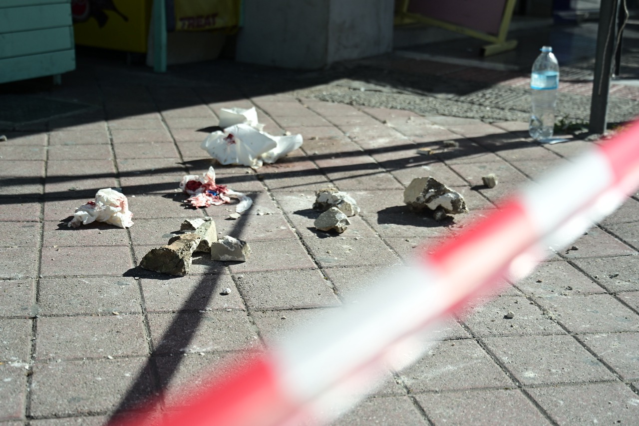 σοβάδες που χτύπησαν το κορίτσι, στο πεζοδρόμιο