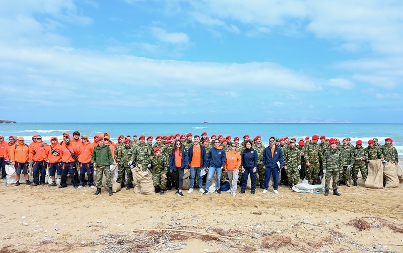 Μάζεψαν 848 κιλά σκουπίδια από την παραλία του Καρτερού