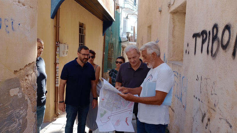 Αυτοψία τΑυτοψία του Δημάρχου Ηρακλείου στην Αγία Τριάδα – Στο επίκεντρο οι μελέτες του έργου ανάπλασης (video)ου Δημάρχου Ηρακλείου στην Αγία Τριάδα – Στο επίκεντρο οι μελέτες του έργου ανάπλασης (video)