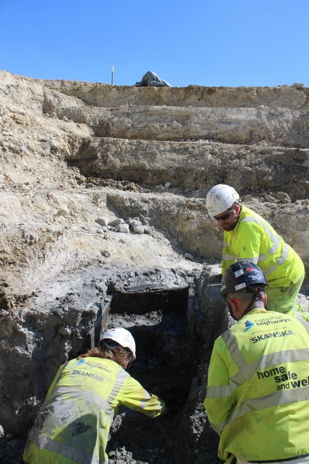 Αρχαιολόγοι πραγματοποιούν ανασκαφές στον πάτο του πηγαδιού. Φωτογραφία: Αρχαιολογικό Μουσείο Λονδίνου