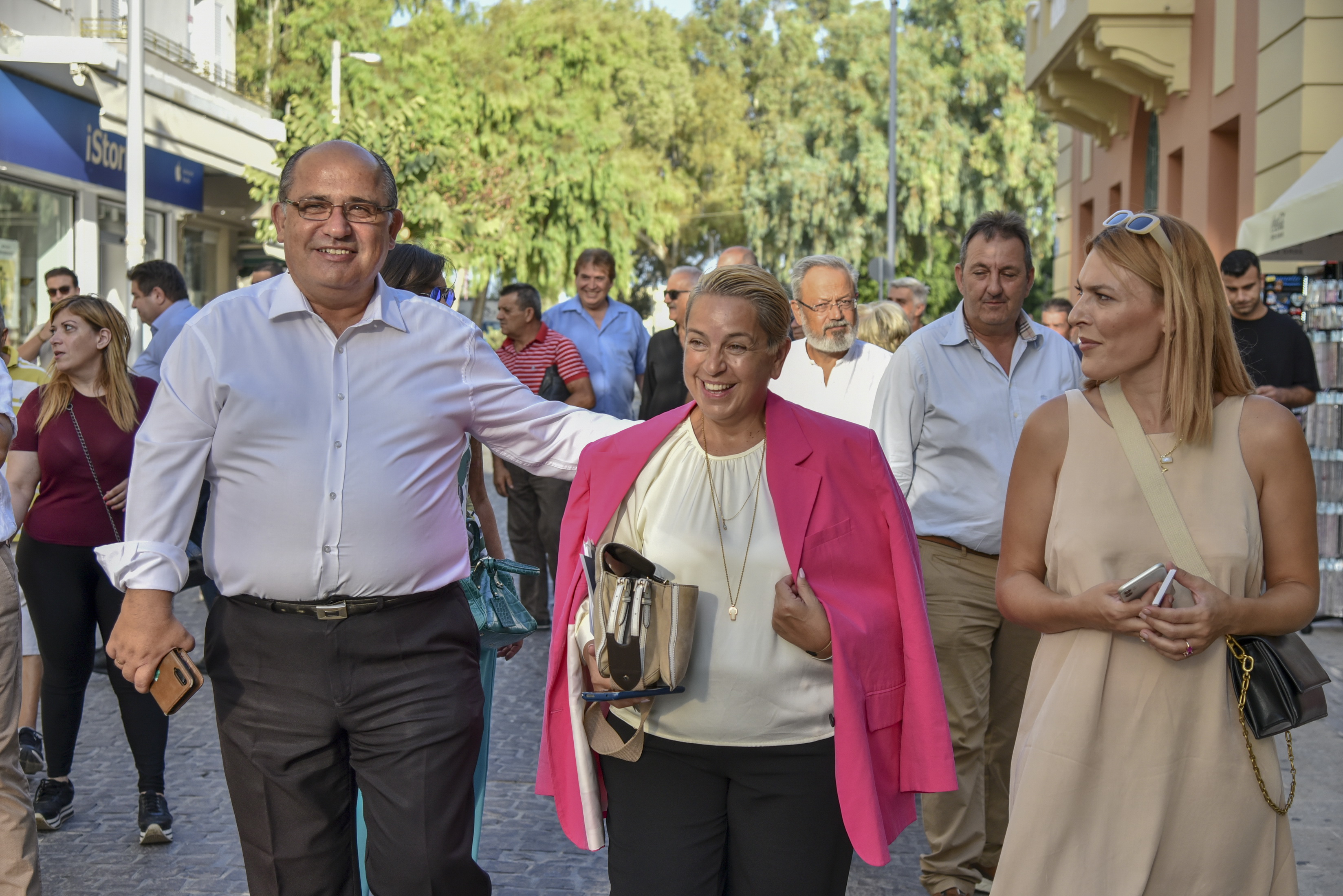 Θερμή υποδοχή στον Μιχάλη Καραμαλάκη από πολίτες σε Δημοκρατίας και Καλοκαιρινού9