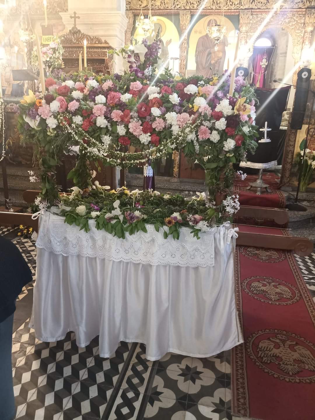 Παραδοσιακός στολισμός του Επιταφίου με λουλούδια από το χωριό μας - Ενορία Αγίου Αντωνίου Σκινιά Δήμος Μινώα Πεδιάδος