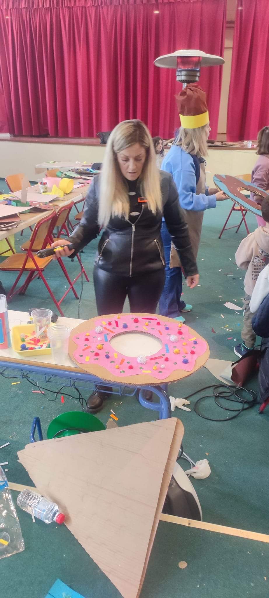 Έφτιαξαν αποκριατικές στολές, μικρά και μεγάλα παιδιά