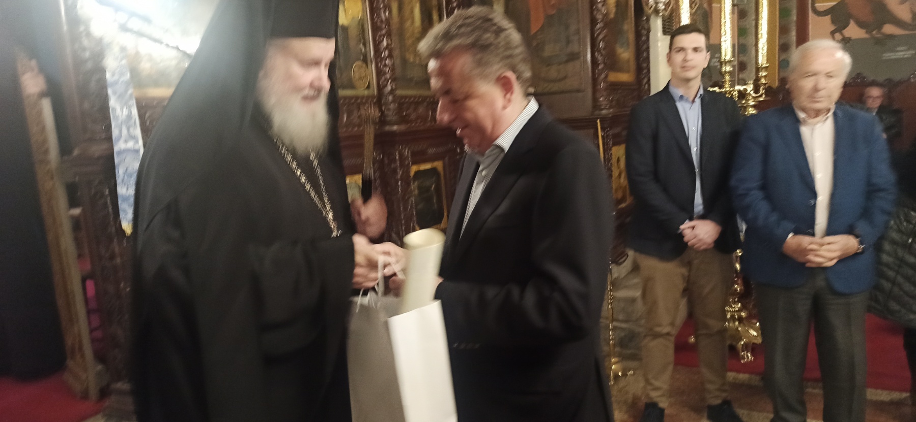  Κλήρος, Αρχές, πιστοί στην Αρχιερατική ακολουθία στον εορτάζοντα ναό στο Φρε Χανίων 