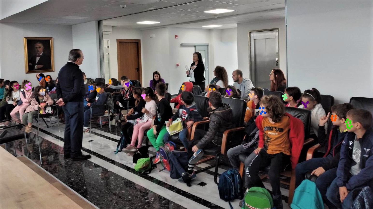 13 από 18 Για τη Δημοκρατία, το Περιβάλλον, τη λειτουργία ενός Δήμου και τα χαρακτηριστικά του ενεργού πολίτη, συζήτησε ο Δήμαρχος Ρεθύμνης με τους μαθητές και μαθήτριες της Γ Τάξης του 1ου Δημοτικού Σχολείου Ατσιποπούλου