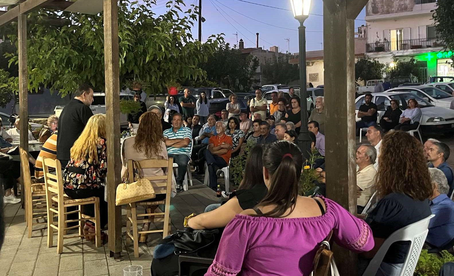 Ιδιαίτερα θερμή η υποδοχή των δημοτών στο Βασίλη Κεγκέρογλου που συνεχίζει τις ανοικτές συνελεύσεις