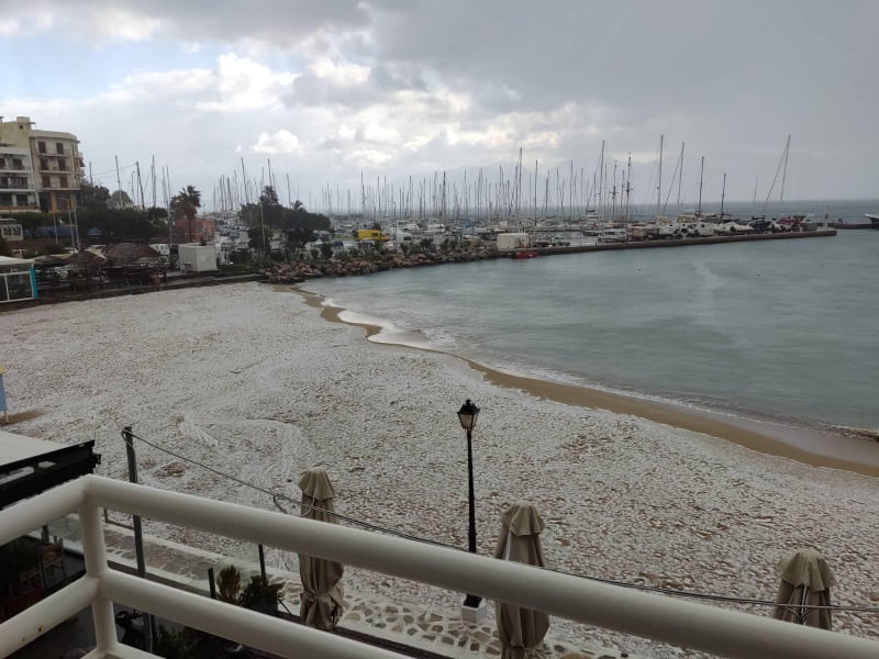 Άγιος Νικόλαος χιόνια παραλία