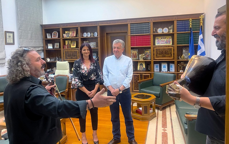 Με κρητική λύρα και λαούτο ευχήθηκαν για την επανεκλογή του στον Περιφερειάρχη Κρήτης Σταύρο Αρναουτάκη.