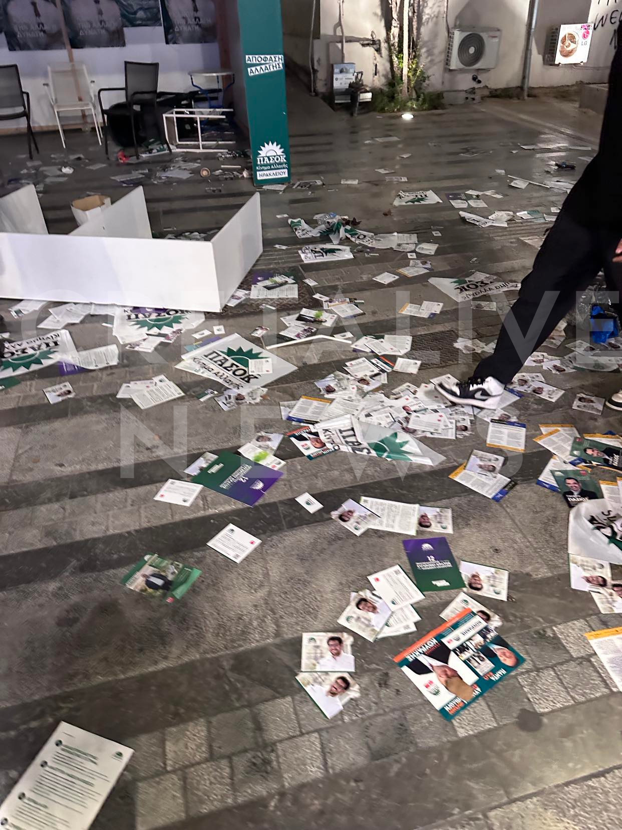  Νεαροί βανδάλισαν το εκλογικό περίπτερο του ΠΑΣΟΚ!