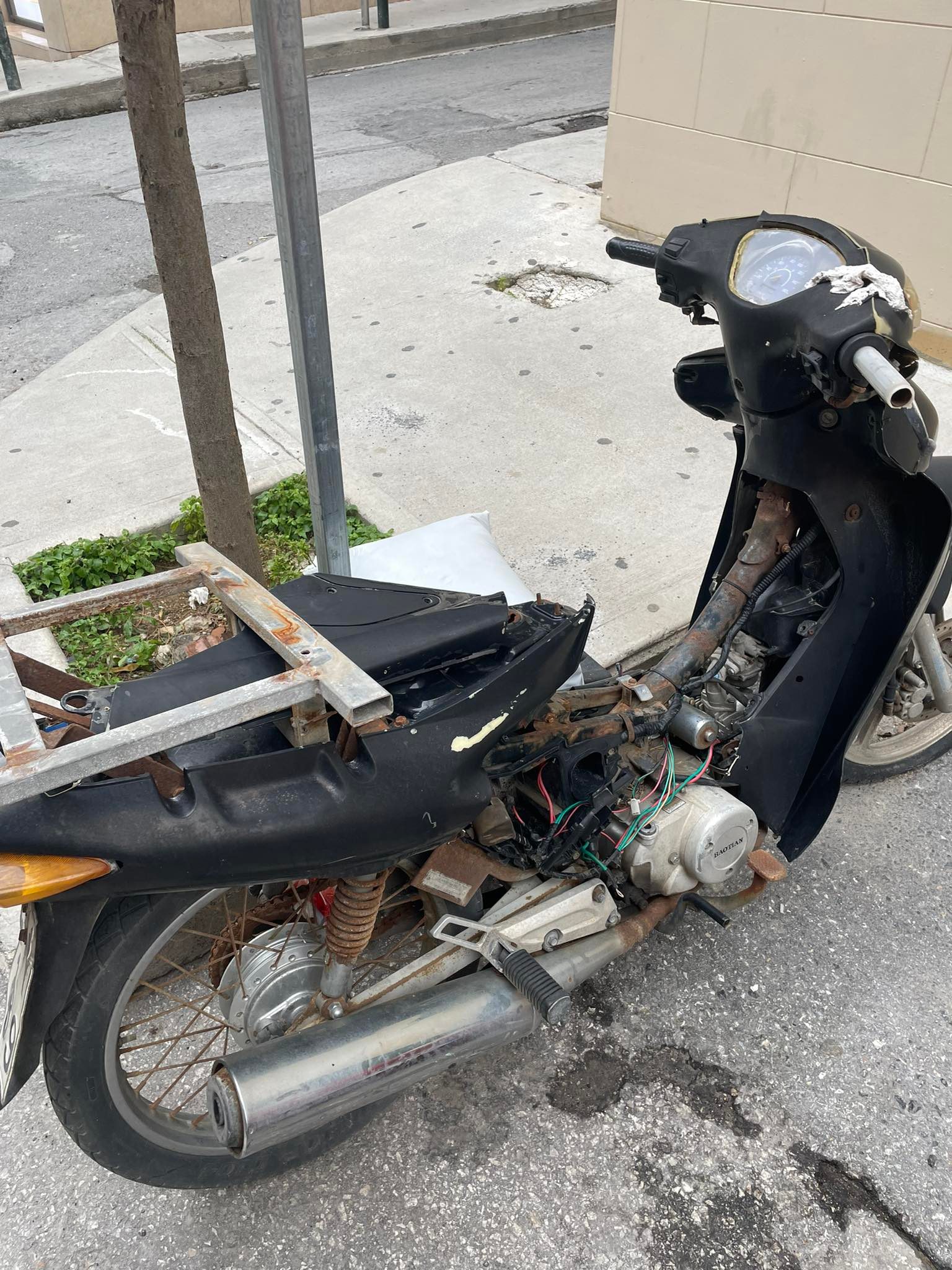 δίκυκλο εγκαταλελειμμένο