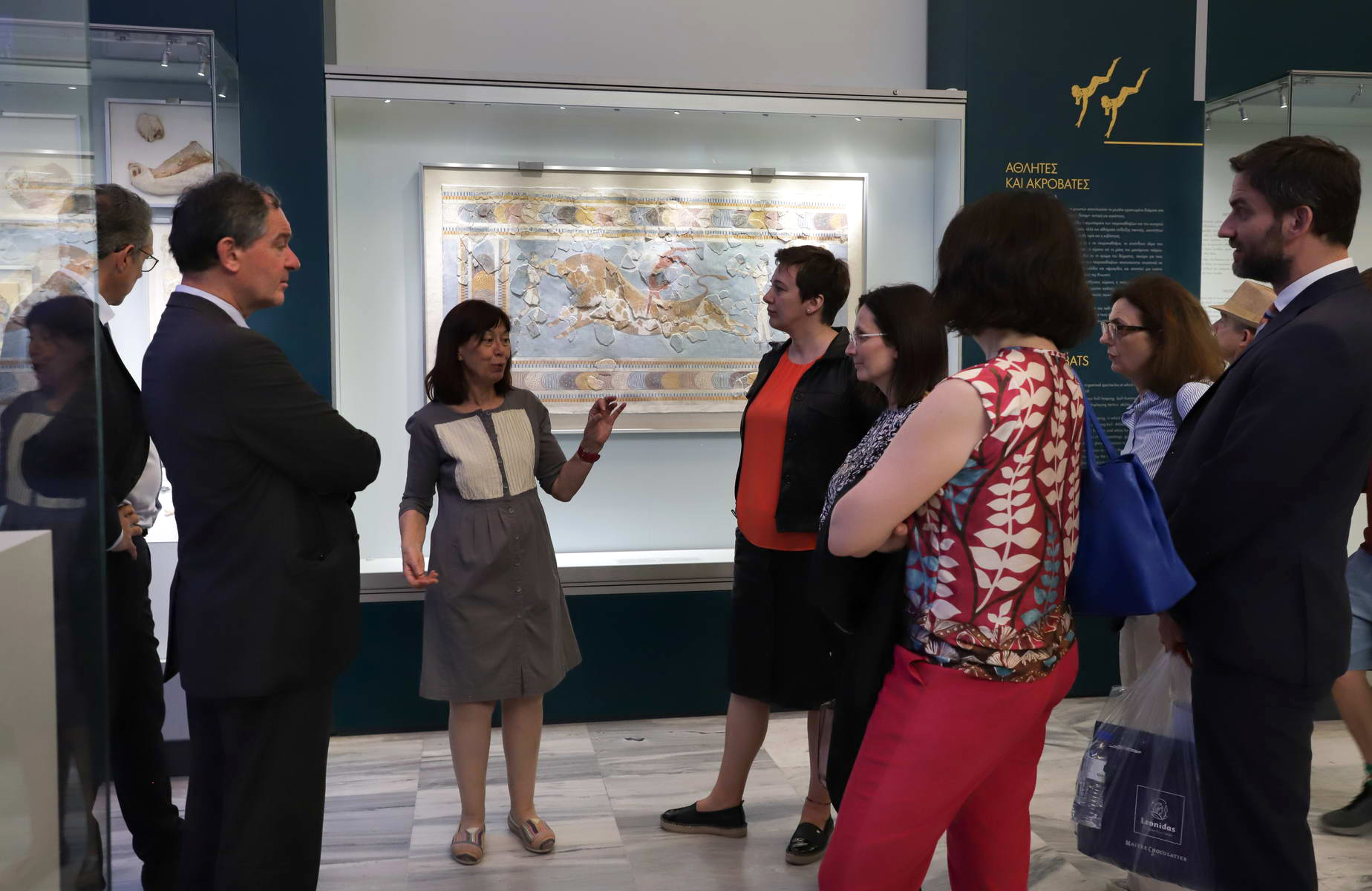 Εντυπωσιάστηκαν με τα εκθέματα του Αρχαιολογικού Μουσείου Ηρακλείου οι Ευρωπαίοι διπλωμάτες 
