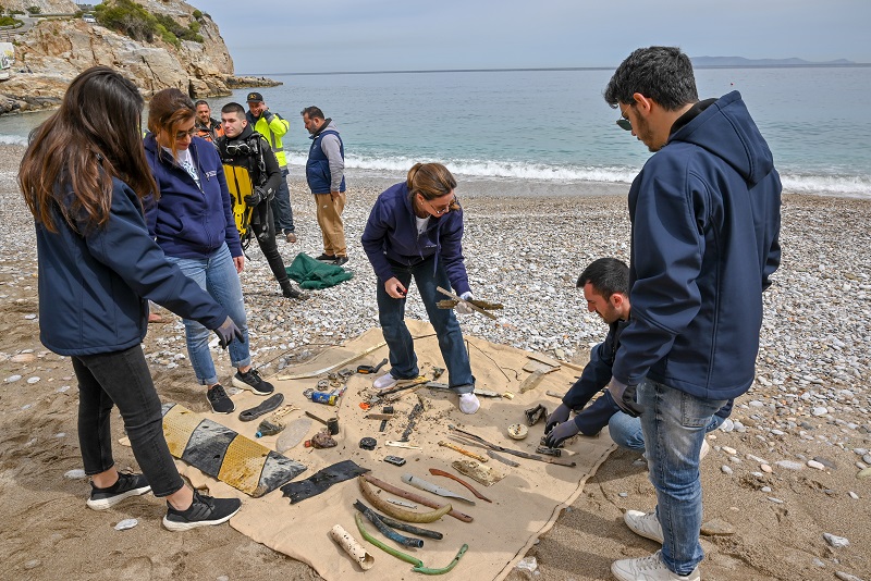 Μάζεψαν 848 κιλά σκουπίδια από την παραλία του Καρτερού