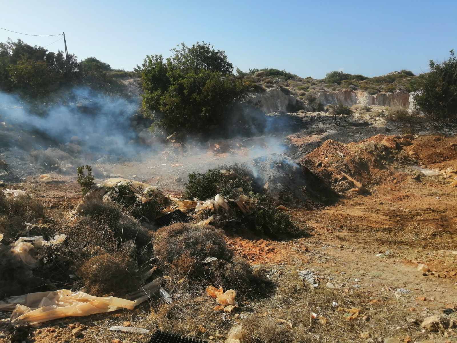 Πρόλαβαν τα χειρότερα οι πυροσβέστες στο Ελαφονήσι - Δείτε φωτογραφίες 