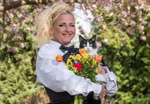 Η 49χρονη Deborah με τη γάτα της