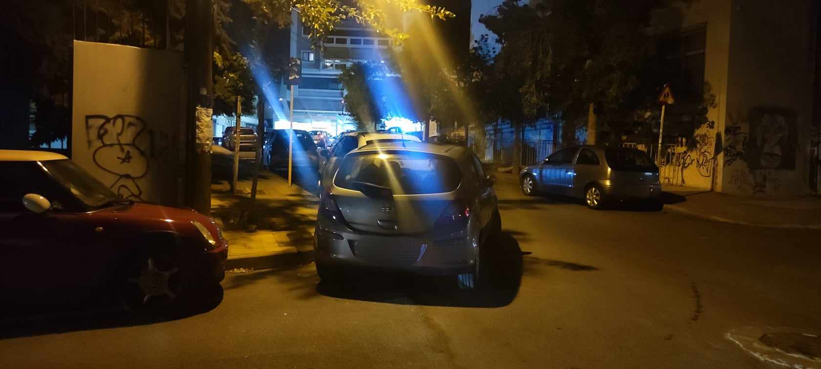 Αυτοκίνητο που "έκλεισε" πεζοδρόμιο "σήκωσε" γερανός της Τροχαίας