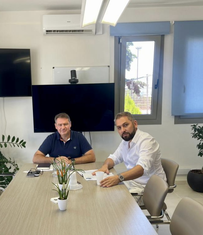 Ο Πρόεδρος & Διευθύνων Σύμβουλος της Hellenic Seaplanes με το Δήμαρχο Χερσονήσου, Γιάννη Σέγκο