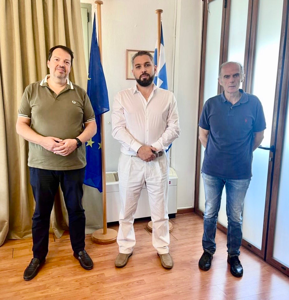 Ο Ν.Χαραλάμπους με τον Διευθύνοντα Σύμβουλο του ΟΛΗ, Mηνά Παπαδάκη και τον Διευθυντή Ανάπτυξης, Σταύρο Λυριντζάκη