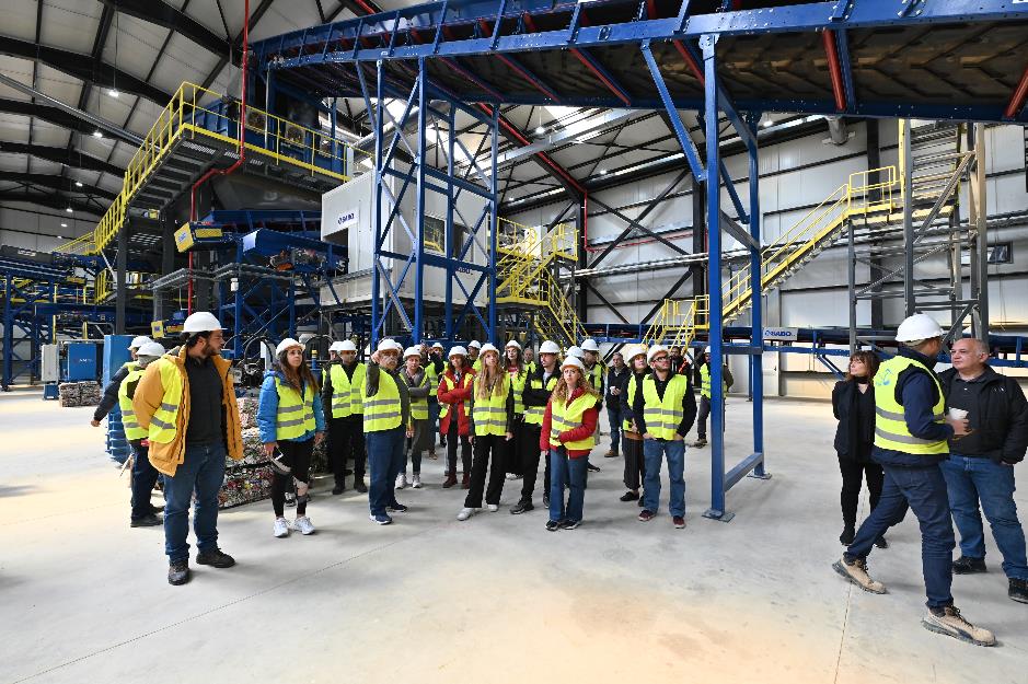 Εικόνα 1 Οι φοιτητές ξεναγούνται στο εσωτερικό του εργαστηρίου