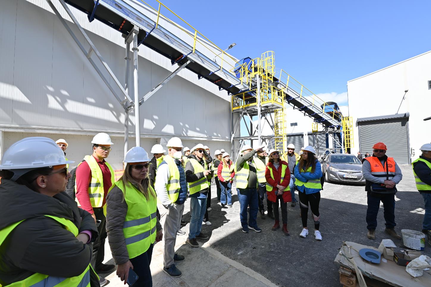 Εικόνα 2 Βιωματική εκπαίδευση από τον μηχανικό του ΕΣΔΑΚ κο Λασηθιωτάκη