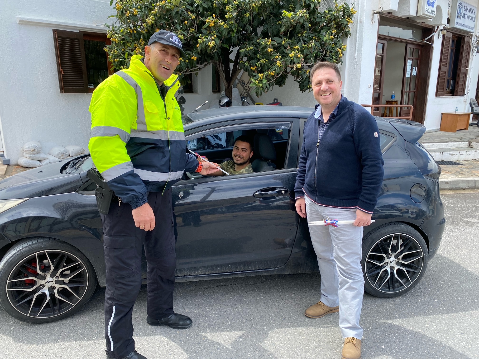 Moίρασαν λαμπάδες σε διερχόμενους οδηγούς