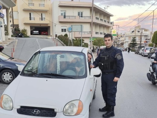 Moίρασαν λαμπάδες σε διερχόμενους οδηγούς