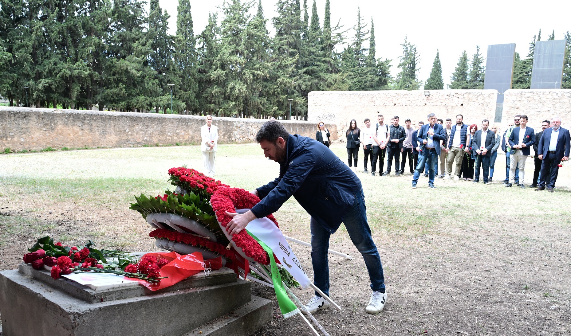 ΚΑΤΑΘΕΣΗ ΣΤΕΦΑΝΙΟΥ ΣΤΟ ΣΚΟΠΕΥΤΗΡΙΟ ΤΗΣ ΚΑΙΣΑΡΙΑΝΗΣ ΑΠΟ ΤΟΝ ΠΡΟΕΔΡΟ ΤΟΥ ΠΑΣΟΚ-ΚΙΝΗΜΑΤΟΣ ΑΛΛΑΓΗΣ ΝΙΚΟΥ ΑΝΔΡΟΥΛΑΚΗ