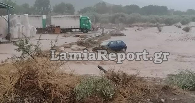 Φθιώτιδα: Χείμαρρος παρέσυρε αυτοκίνητα