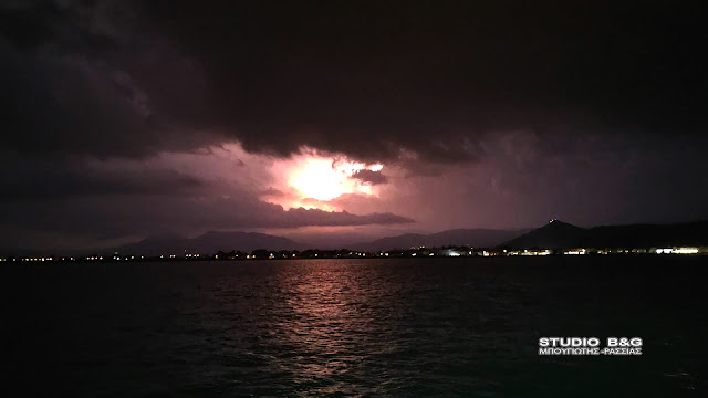 Στην Αργολίδα τα πρώτα σημάδια της κακοκαιρίας έγιναν ορατά από αργά το απόγευμα της Τρίτης με έντονη βροχόπτωση και πολλούς κεραυνούς και αστραπές.