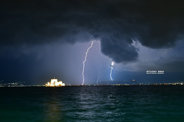 Στην Αργολίδα τα πρώτα σημάδια της κακοκαιρίας έγιναν ορατά από αργά το απόγευμα της Τρίτης με έντονη βροχόπτωση και πολλούς κεραυνούς και αστραπές.