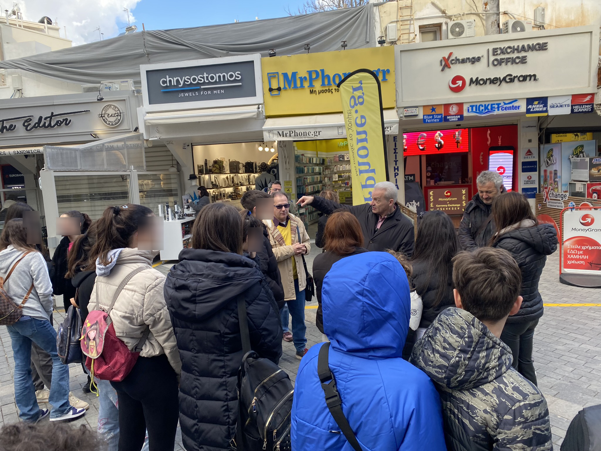 Η ιδιαίτερη συνάντηση των μαθητών με τον Δήμαρχο Αλέξη Καλοκαιρινό στο κέντρο του Ηρακλείου
