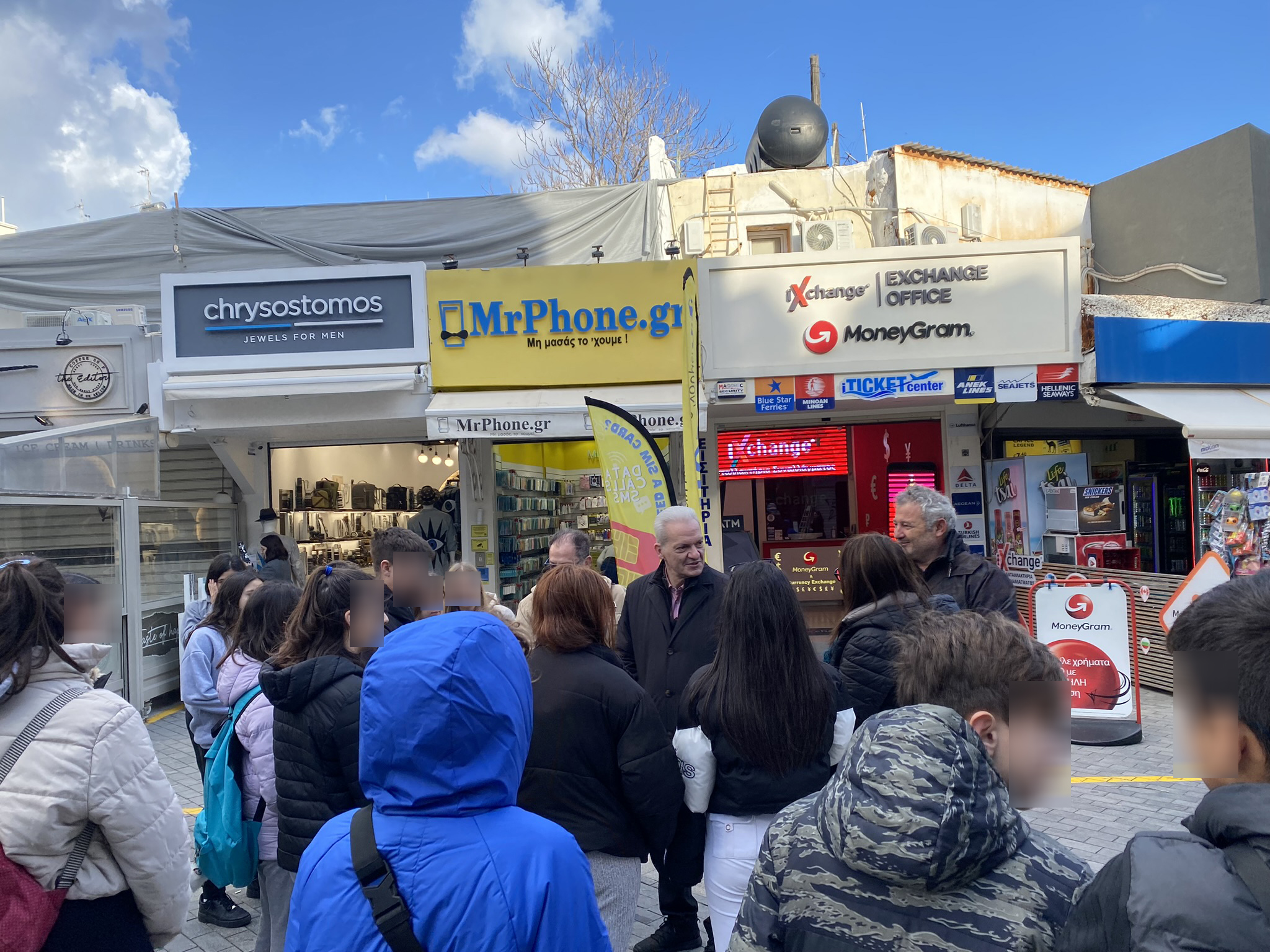 Η ιδιαίτερη συνάντηση των μαθητών με τον Δήμαρχο Αλέξη Καλοκαιρινό στο κέντρο του Ηρακλείου