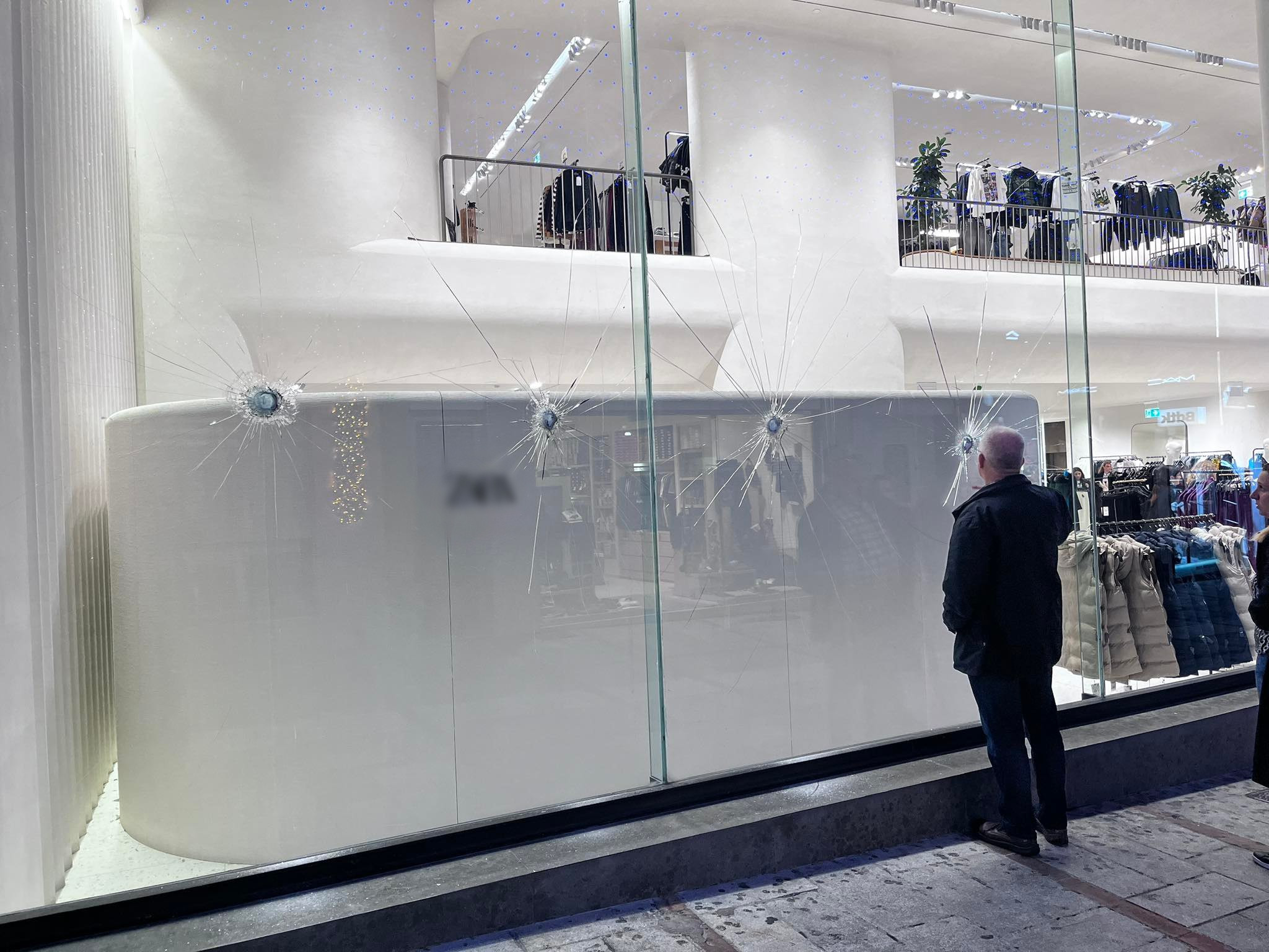 Πορεία με "παρατράγουδα" μέσα στην εορταστική αγορά