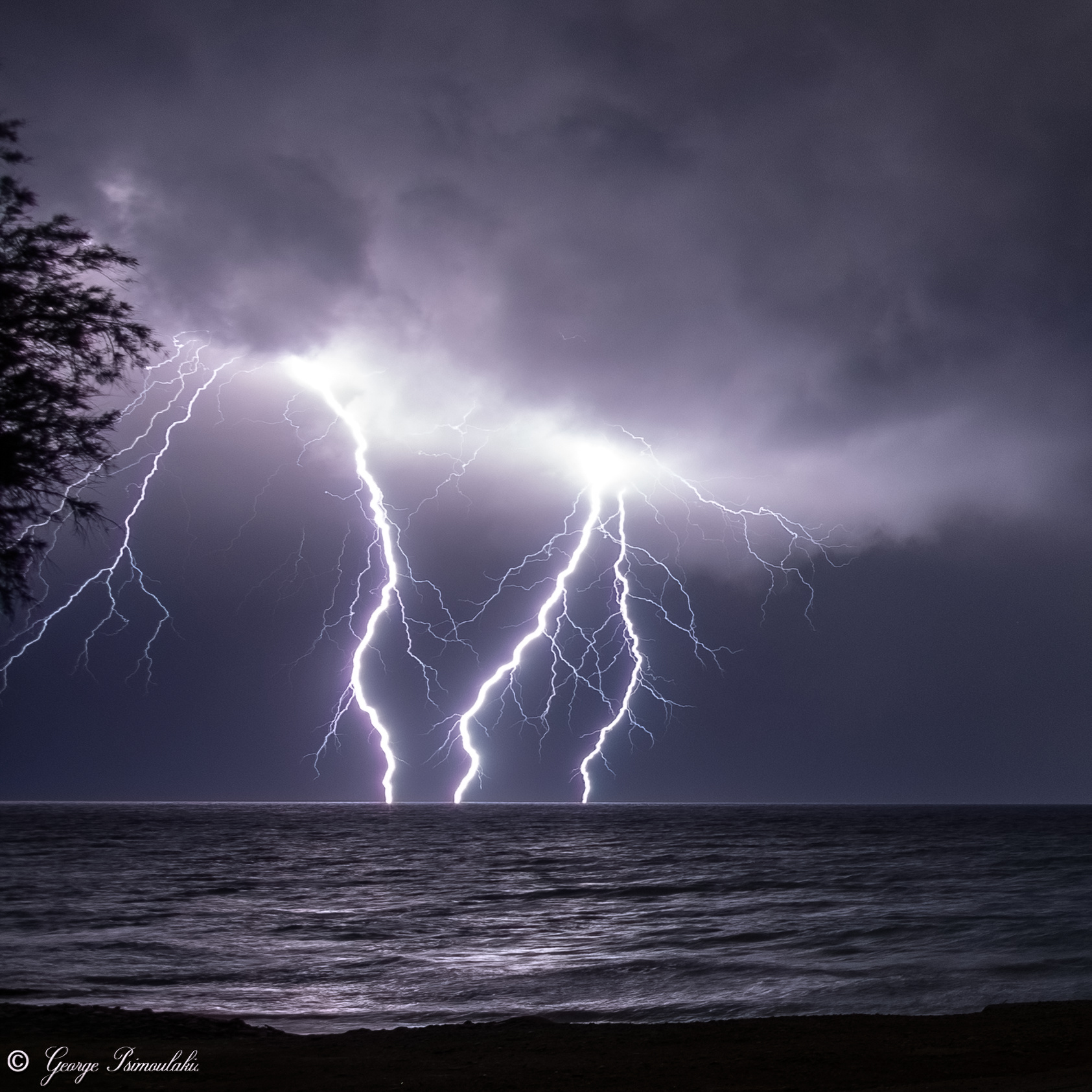 Γιώργος Ψιμουλάκης κεραυνοί Κόκκινος Πύργος