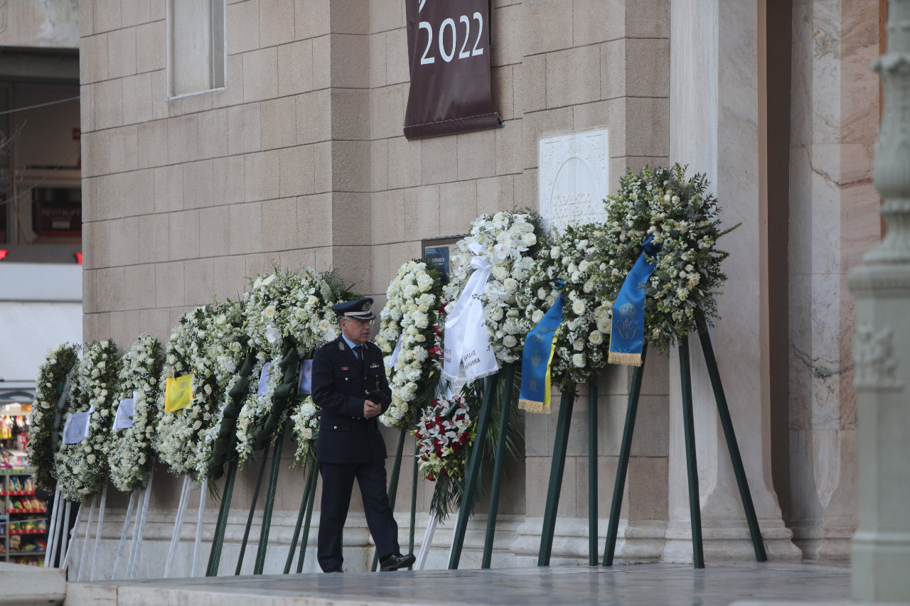 Κωνσταντίνος Γλύξμπουργκ: Φέιγ βολάν και συνθήματα έξω από το Παρεκκλήσι της Μητρόπολης Αθηνών
