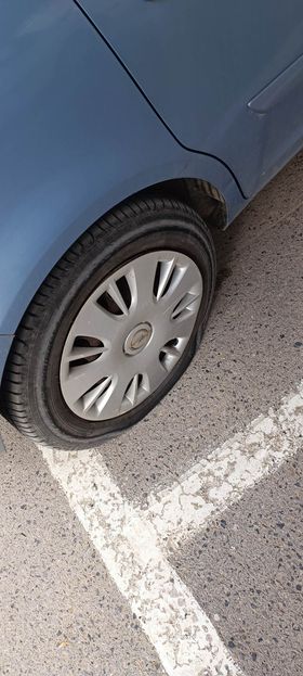 Κατεστραμμένα ελαστικά αυτοκινήτου