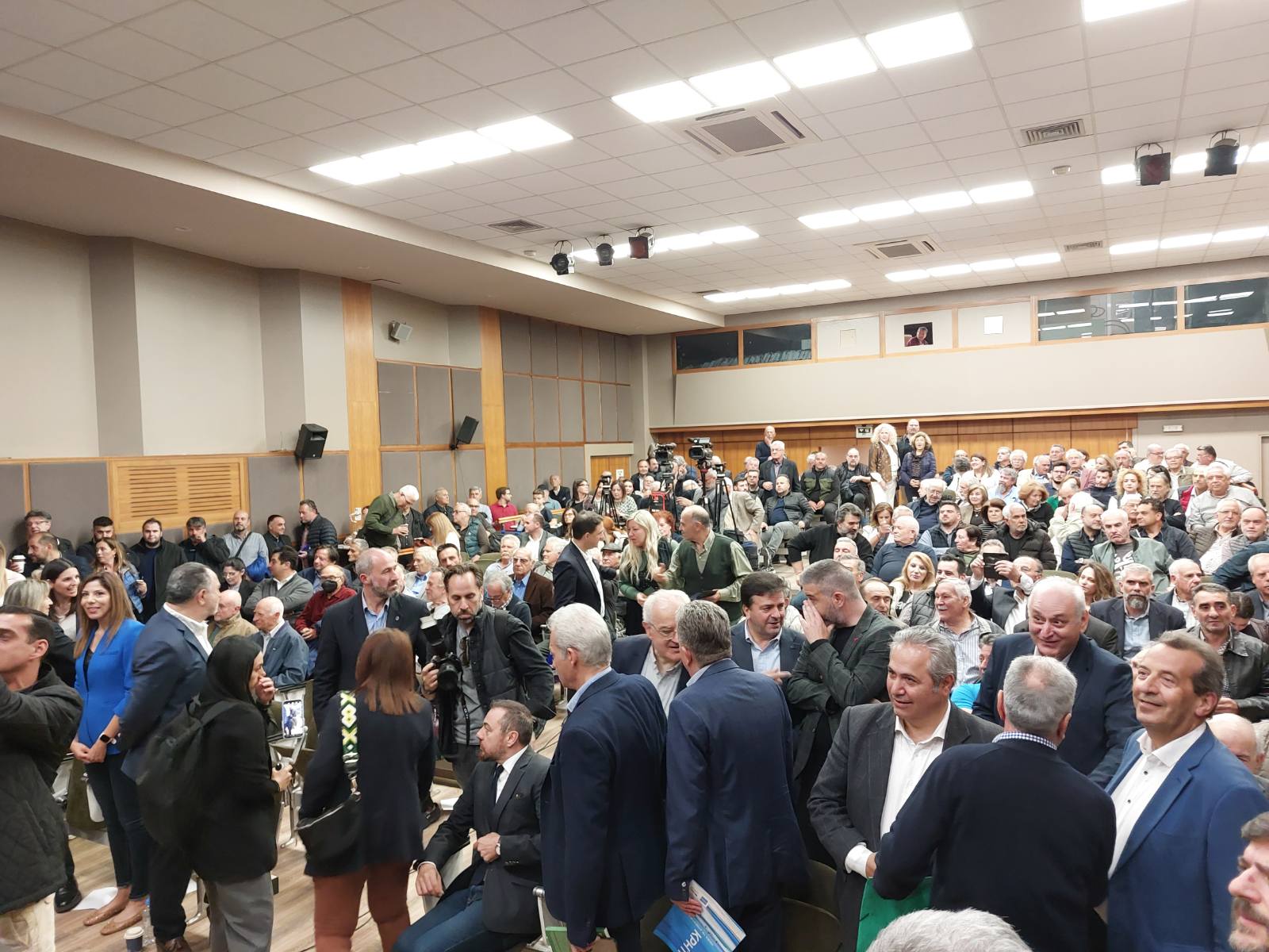 Κατάμεστη η Ανδρόγεω για την παρουσίαση βιβλίου του Γ. Μανιάτη