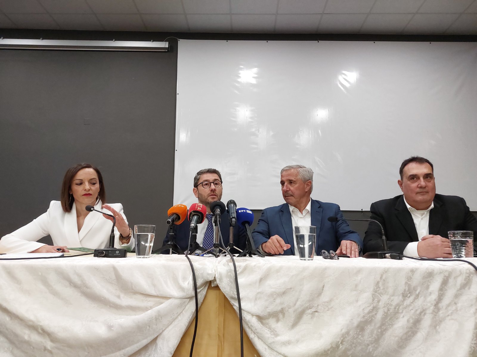 Κατάμεστη η Ανδρόγεω για την παρουσίαση βιβλίου του Γ. Μανιάτη