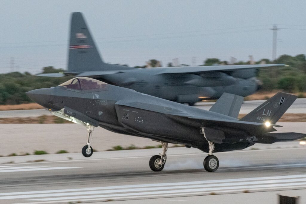 Aερικανικά μαχητικά F-35 και F-15 στη βάση της Σούδας