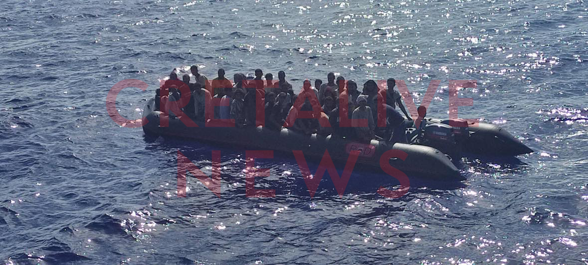 meταναστες μέσα στην βάρκα