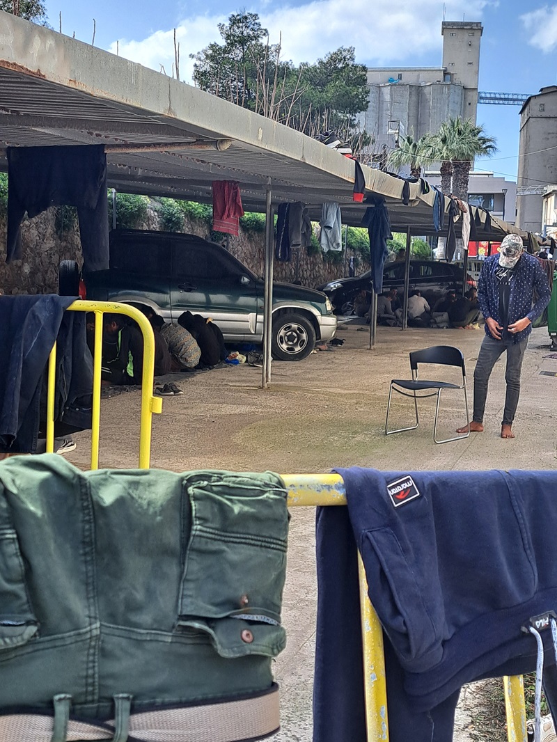 Κλιμάκιο της ΤΕ Χανίων του ΚΚΕ επισκέφθηκε τον χώρο φιλοξενίας μεταναστών στη Σούδα 