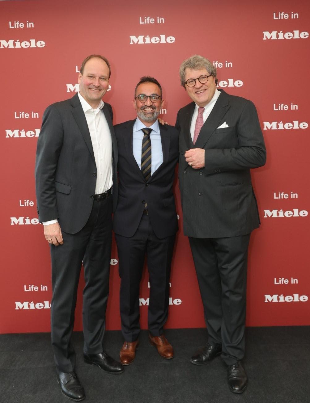 Στο θέμα Miele μέσα στο κείμενο. (από αριστερά προς τα δεξιά) Dr Markus Miele, Executive Director & Co-Proprietor, Θάνος Κυριαζής, CEO Miele Hellas, Dr. Reinhard Zinkann, Executive Director & Co-Proprietor