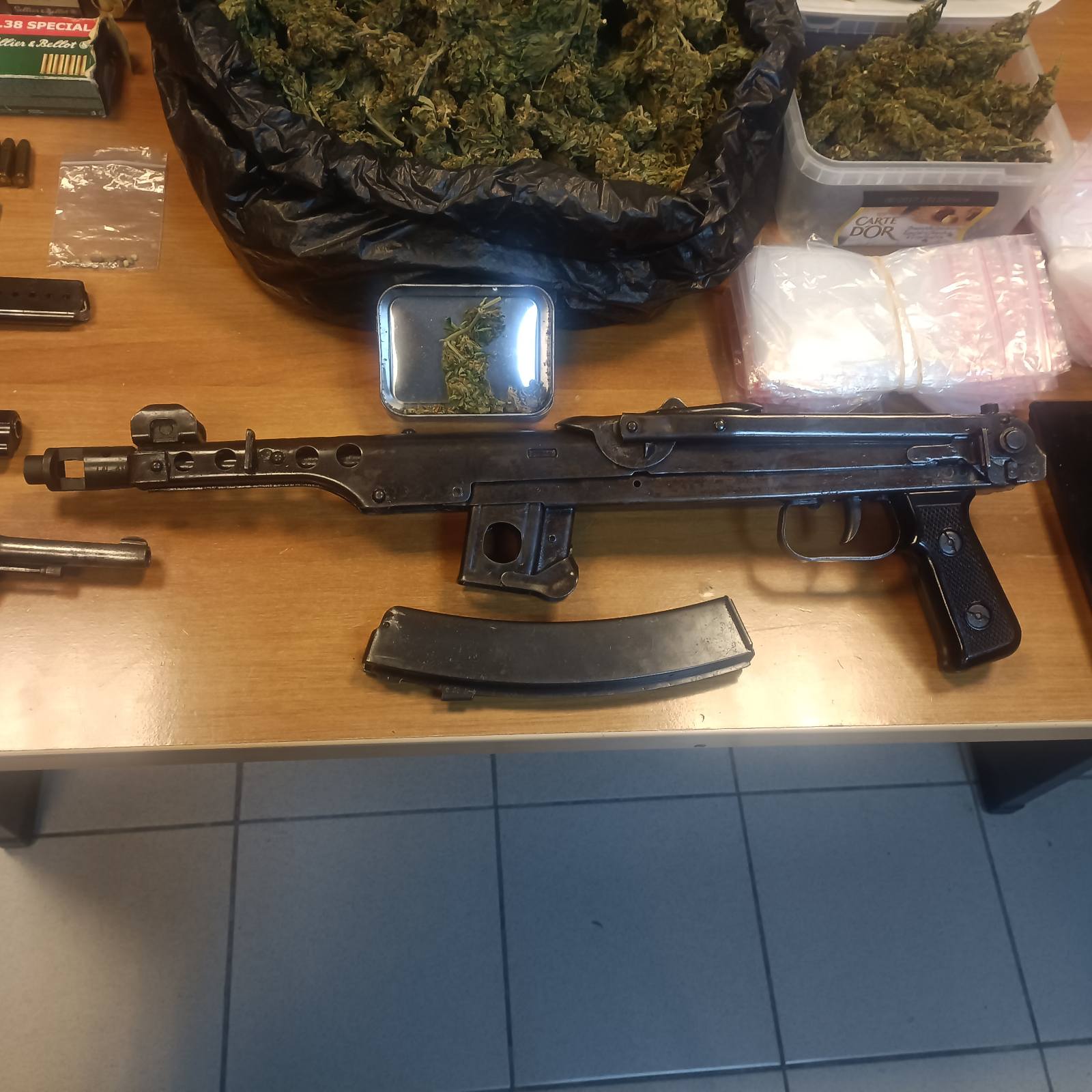 Ναρκωτικά όπλα