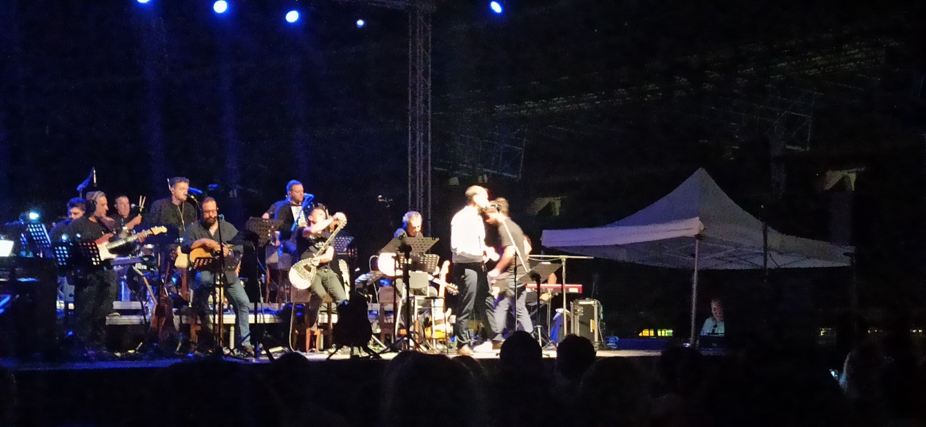 Κοσμοσυρροή στη συναυλία Νταλάρα - Κότσιρα