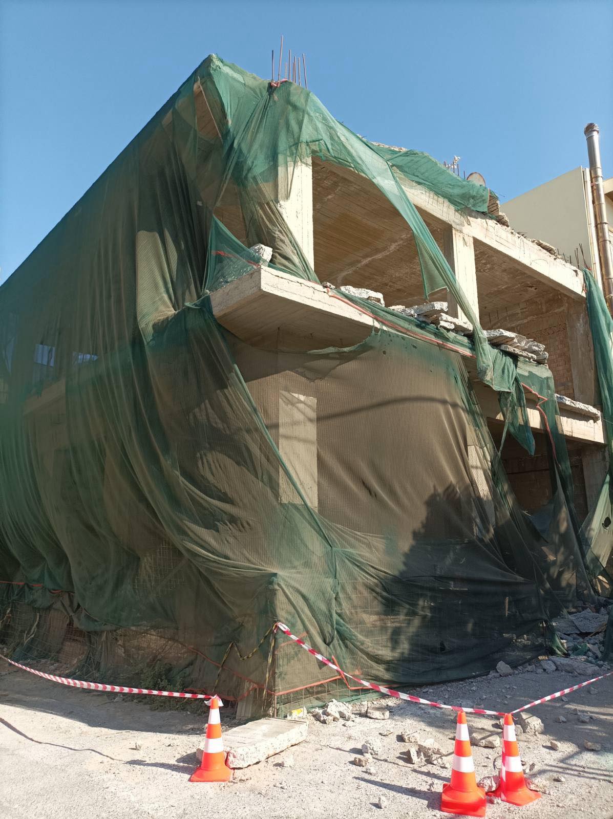 Αναστάτωση σε γειτονιά του Ηρακλείου - Κατέρρευσε τμήμα οικοδομής, ζημιές σε δυο οχήματα