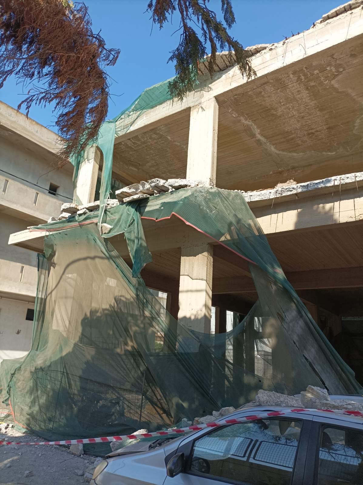 Αναστάτωση σε γειτονιά του Ηρακλείου - Κατέρρευσε τμήμα οικοδομής, ζημιές σε δυο οχήματα