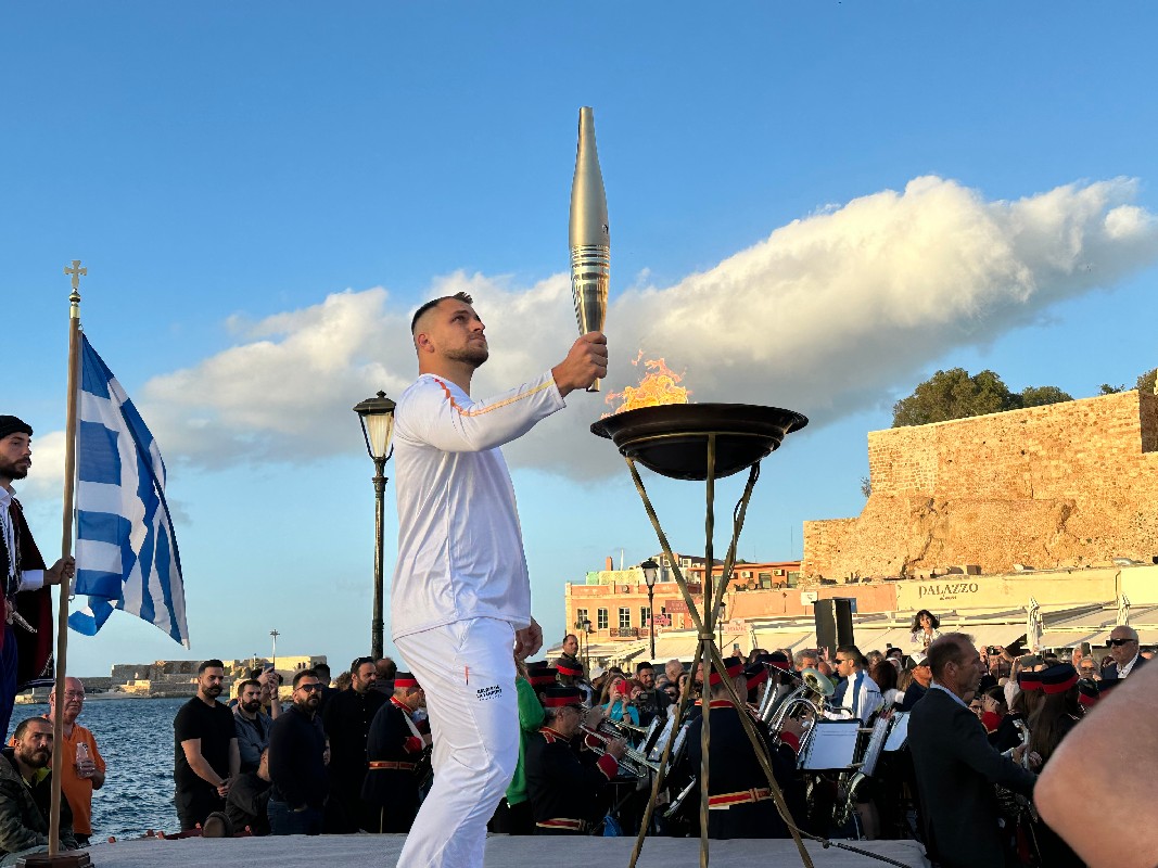 Στην καρδιά του Ενετικού Λιμανιού και με κάθε επισημότητα, τα Χανιά υποδέχθηκαν την Ολυμπιακή Φλόγα 